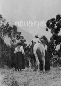 Yates family at a Christmas picnic at Meryla in December 1918.