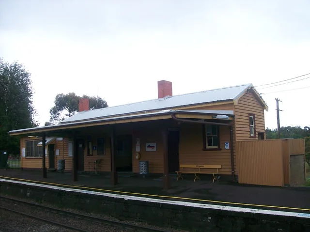 Wingello railway station building and platform photographed in 2006.