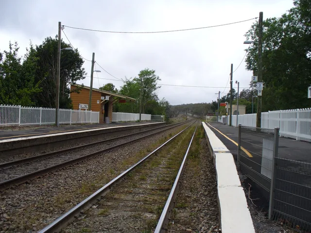 Railway platforms and station building at Tallong in 2006.