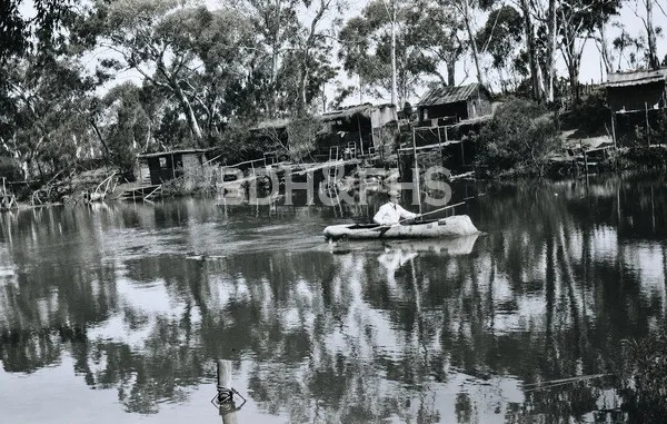 Boating on the Wingecarribee River.