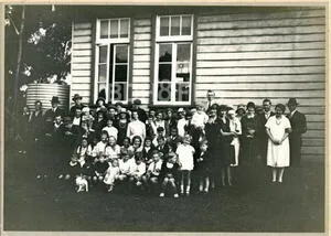 Parents, teachers and pupils outside Yerrinbool Public School, around the 1930s.
