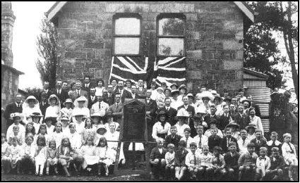 People gathered outside Avoca Public School for an honour-roll unveiling in 1918.