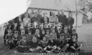 Students and teachers at Aylmerton Public School in 1937.