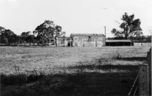 Kamilaroi Cottage and outbuildings on the Hume Highway at Braemar, photographed in 1986.