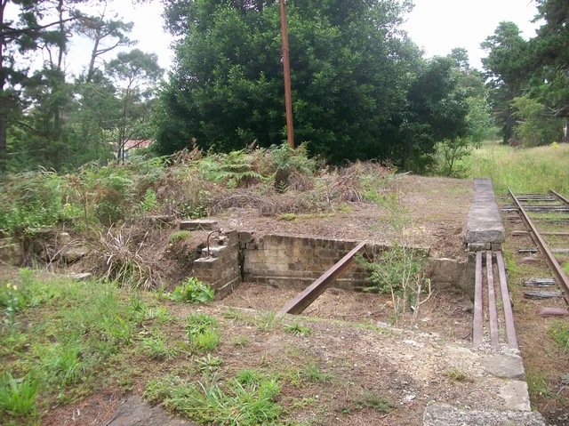 Hill Top railway station looking south, 2007.