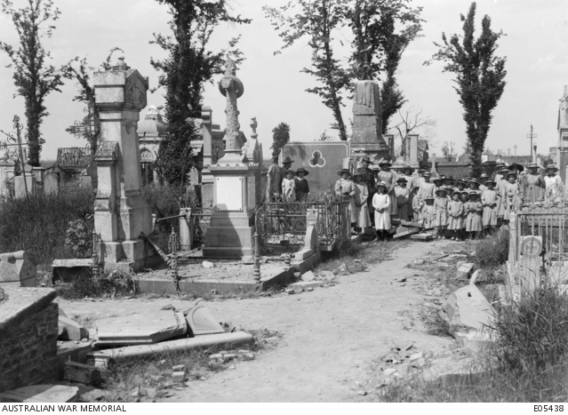 French children and Australian soldiers at Villers-Bretonneux cemetery