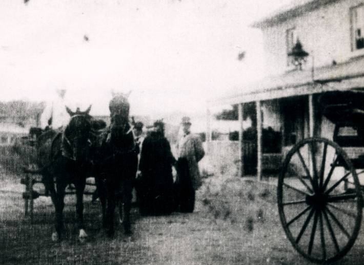 Travellers and a horse-drawn vehicle at the Surveyor General Inn, Berrima