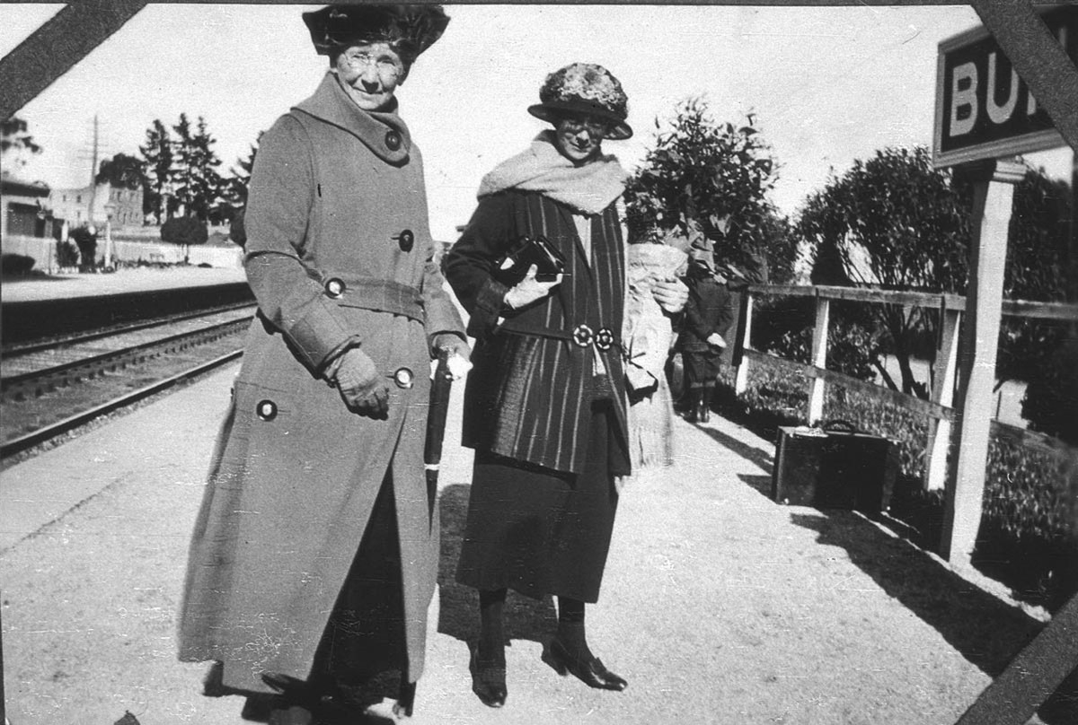 Mrs Brightwell and her daughter Amy Brightwell at Bundanoon, circa 1920.