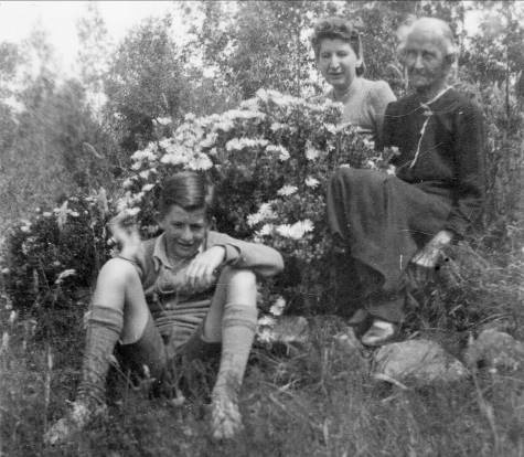 John Murray with his mother Olive and grandmother Edith at Willow Vale