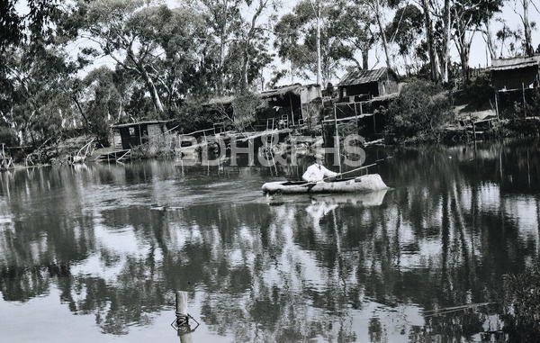 Boating on the Wingecarribee River.